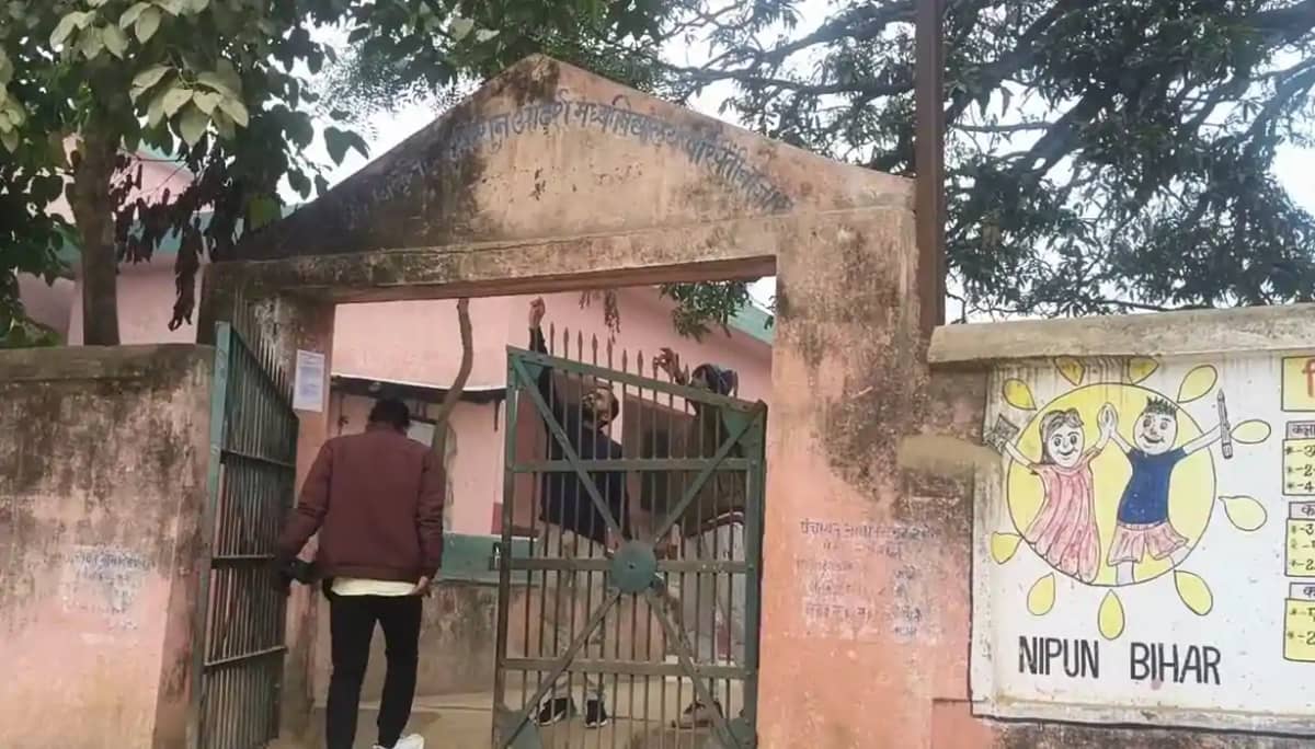 जुआड़ियों का अड्डा बना मध्य विद्यालय का पिछवाड़ा, स्कूल से पंख जुआड़ियों का अड्डा बना मध्य विद्यालय का पिछवाड़ा, स्कूल से पंख