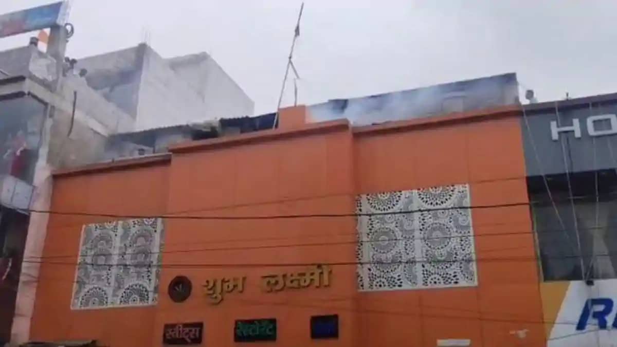 सुपौल में बड़ा हादसा टला: शुभ लक्ष्मी मिठाई दुकान के ऊपरी हि सुपौल में बड़ा हादसा टला: शुभ लक्ष्मी मिठाई दुकान के ऊपरी हि