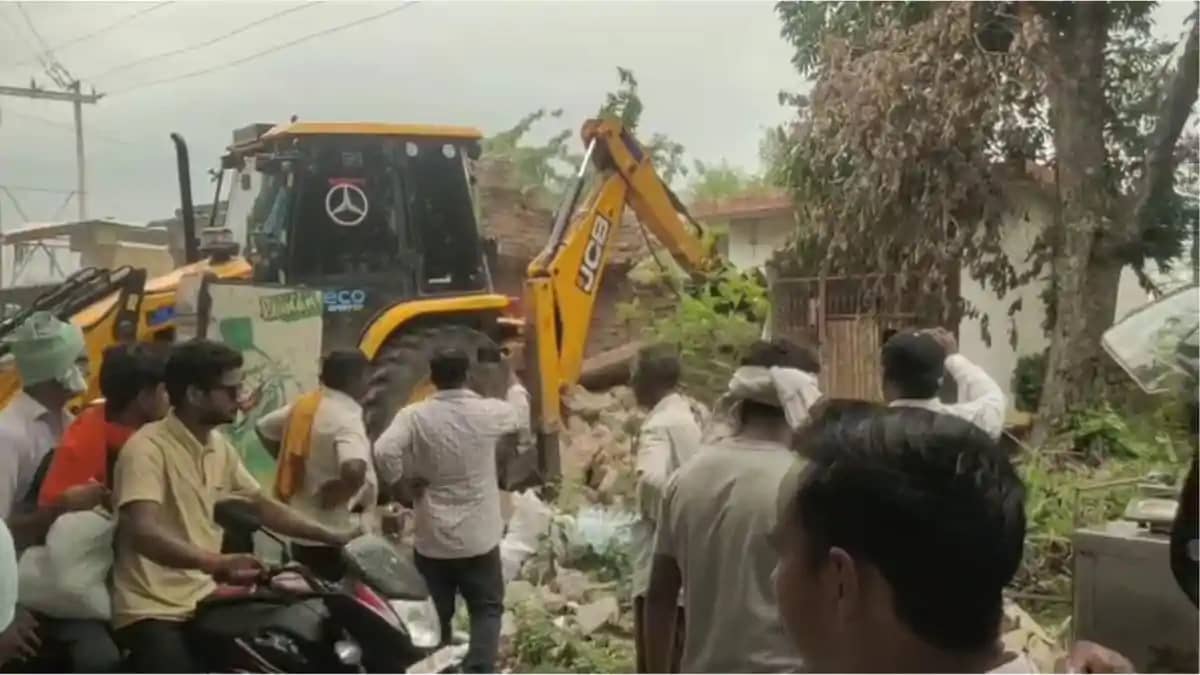 नवादा के इस इलाके में गरजा प्रशासन का बुलडोजर : 50 साल पुरान नवादा के इस इलाके में गरजा प्रशासन का बुलडोजर : 50 साल पुरान