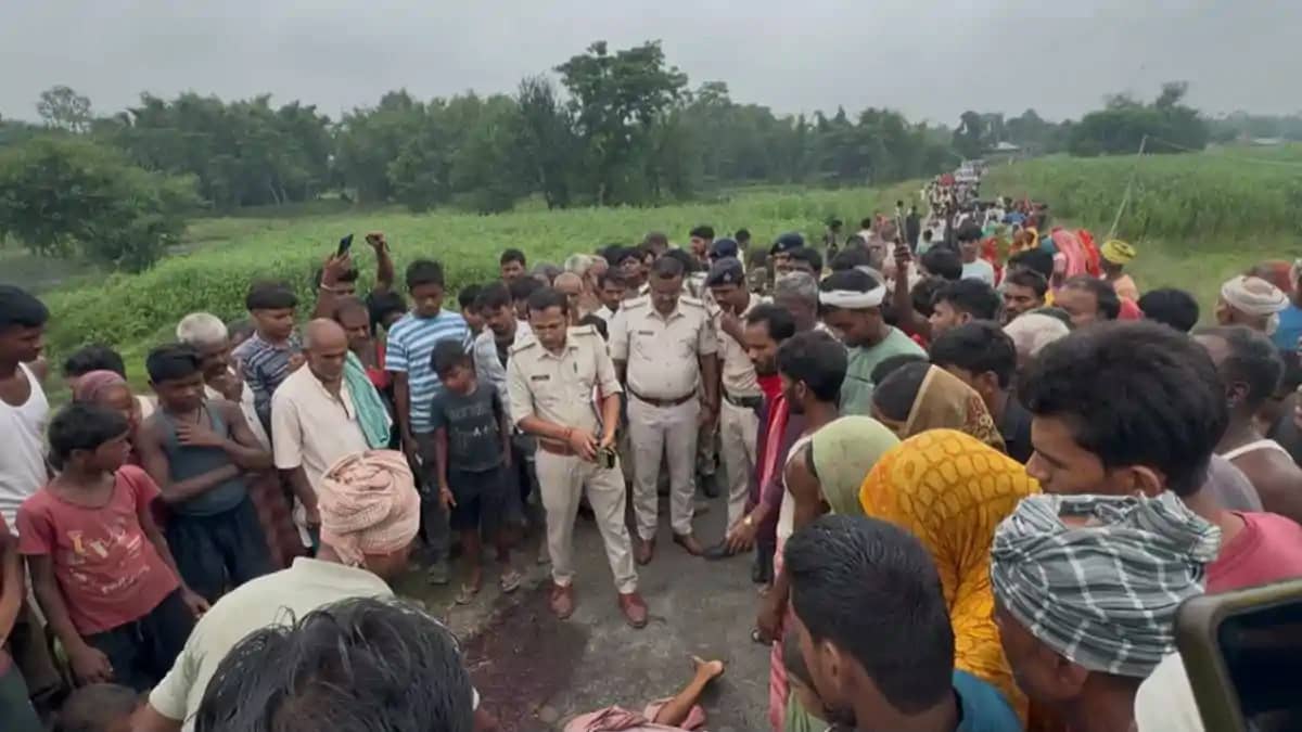 ट्रैक्टर के नीचे दबने से किसान की मौत, खेत से पटुआ ले जाते स ट्रैक्टर के नीचे दबने से किसान की मौत, खेत से पटुआ ले जाते स