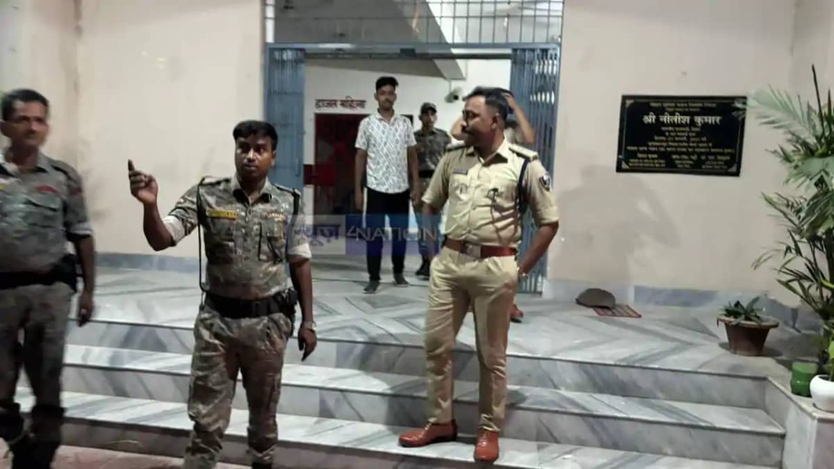 Muzaffarpur Police: सड़क पर उतरकर सिटी एसपी ने गश्ती का लिया Muzaffarpur Police: सड़क पर उतरकर सिटी एसपी ने गश्ती का लिया