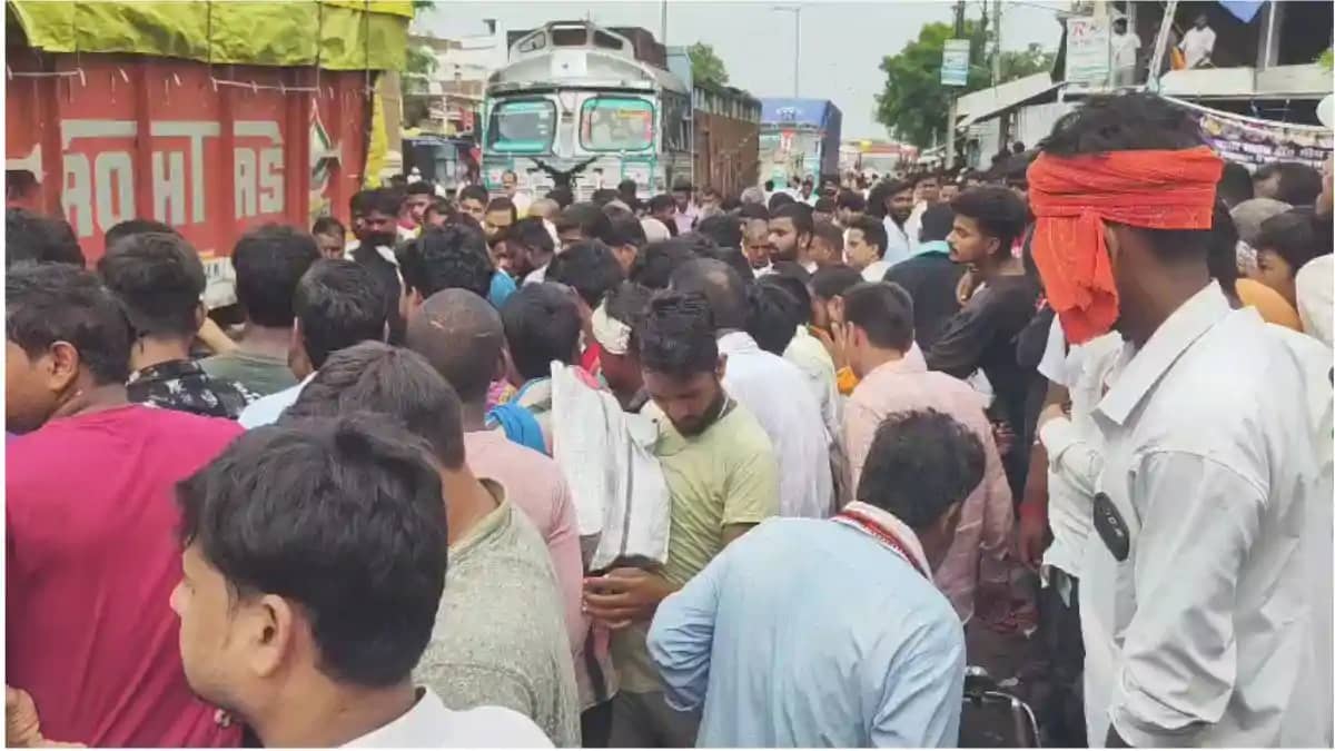 सासाराम में भीषण सड़क हादसा: मवेशी लदे अनियंत्रित ट्रक ने बा सासाराम में भीषण सड़क हादसा: मवेशी लदे अनियंत्रित ट्रक ने बा