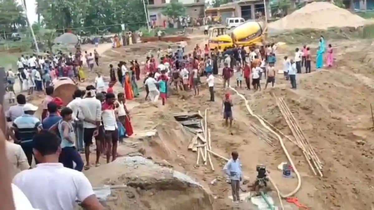 गया में बड़ा हादसा: निर्माणाधीन पुल की मिट्टी धंसने से मजदूर गया में बड़ा हादसा: निर्माणाधीन पुल की मिट्टी धंसने से मजदूर