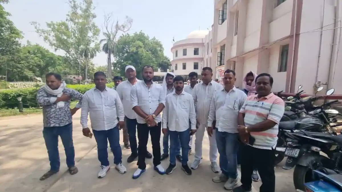 Bihar Crime News: ट्रक चालक की पिटाई पर भड़के ट्रांसपोर्टर्स Bihar Crime News: ट्रक चालक की पिटाई पर भड़के ट्रांसपोर्टर्स