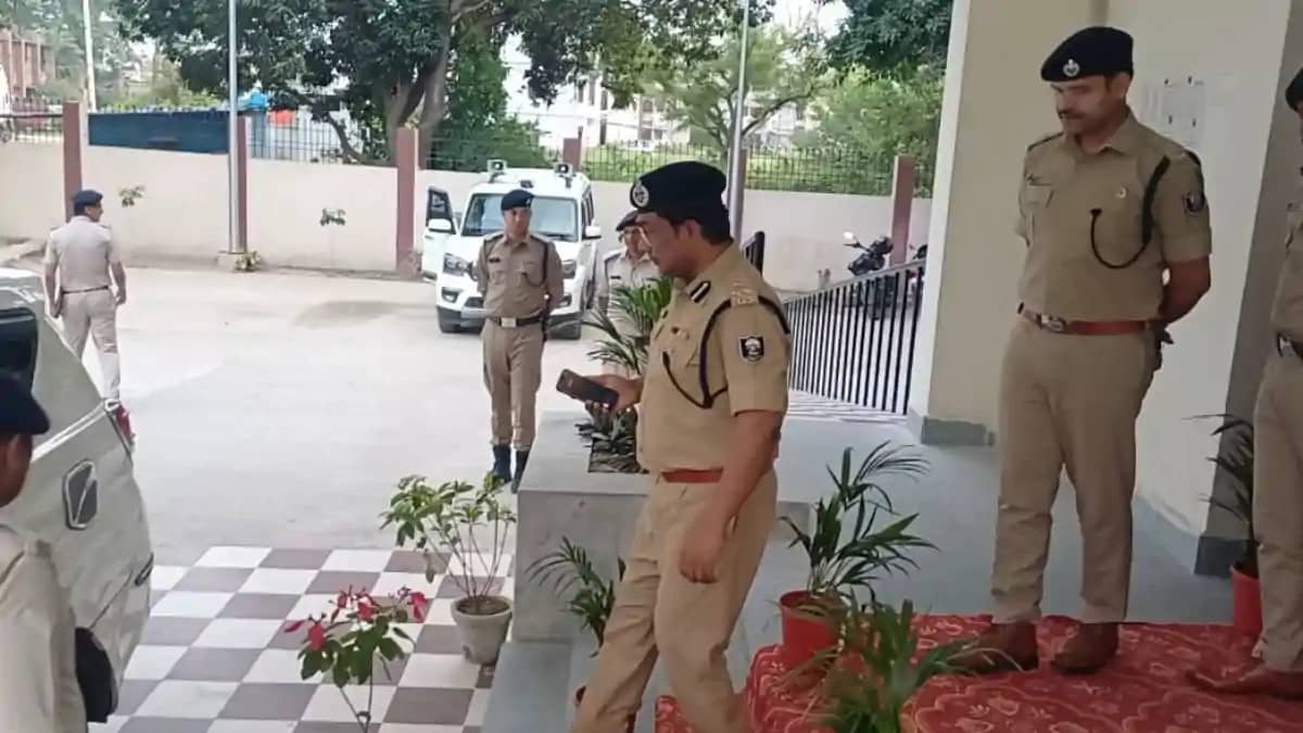 Bihar News : दारोगा जी की गयी नौकरी ! शादी का झांसा देकर महि Bihar News : दारोगा जी की गयी नौकरी ! शादी का झांसा देकर महि