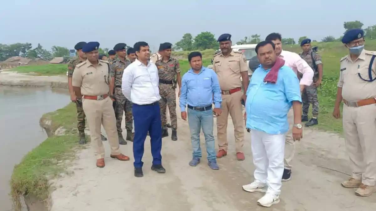 सुपौल में नाव पलटने से मची अफरा-तफरी, डीएम-एसपी की तत्परता स सुपौल में नाव पलटने से मची अफरा-तफरी, डीएम-एसपी की तत्परता स