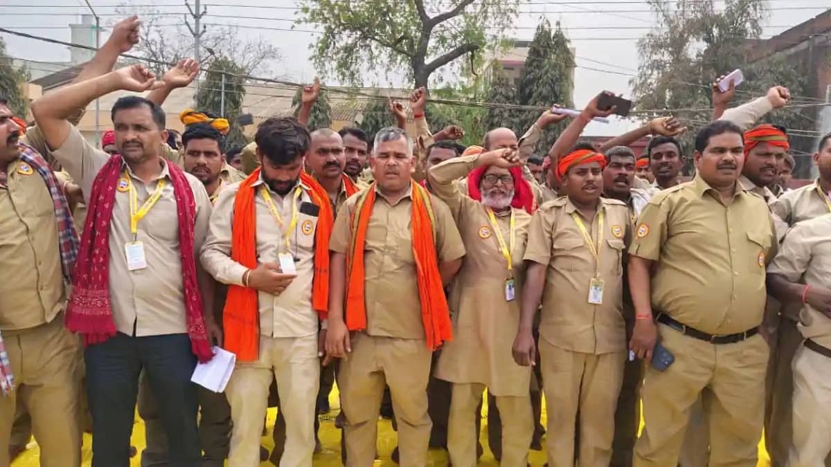 Bihar News: स्टीयरिंग थामे हाथों की हुंकार, हक के लिए सड़क स Bihar News: स्टीयरिंग थामे हाथों की हुंकार, हक के लिए सड़क स