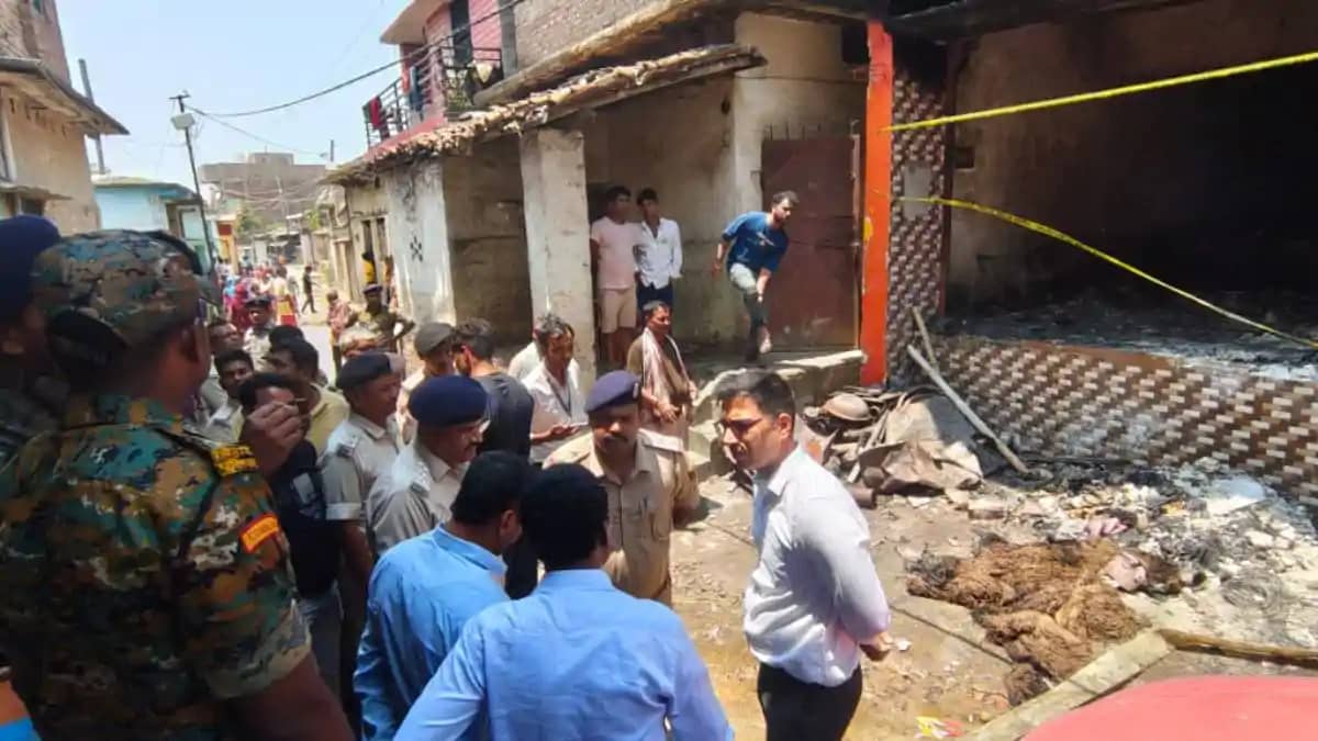 शॉट सर्किट से लगी आग में 2 बच्चा सहित तीन की जलने से हुई थी शॉट सर्किट से लगी आग में 2 बच्चा सहित तीन की जलने से हुई थी