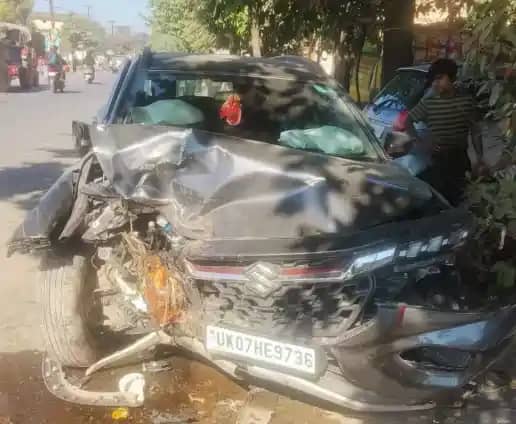 देहरादून में पेड़ से टकराई तेज रफ्तार कार, बिहार के इंजीनियर देहरादून में पेड़ से टकराई तेज रफ्तार कार, बिहार के इंजीनियर