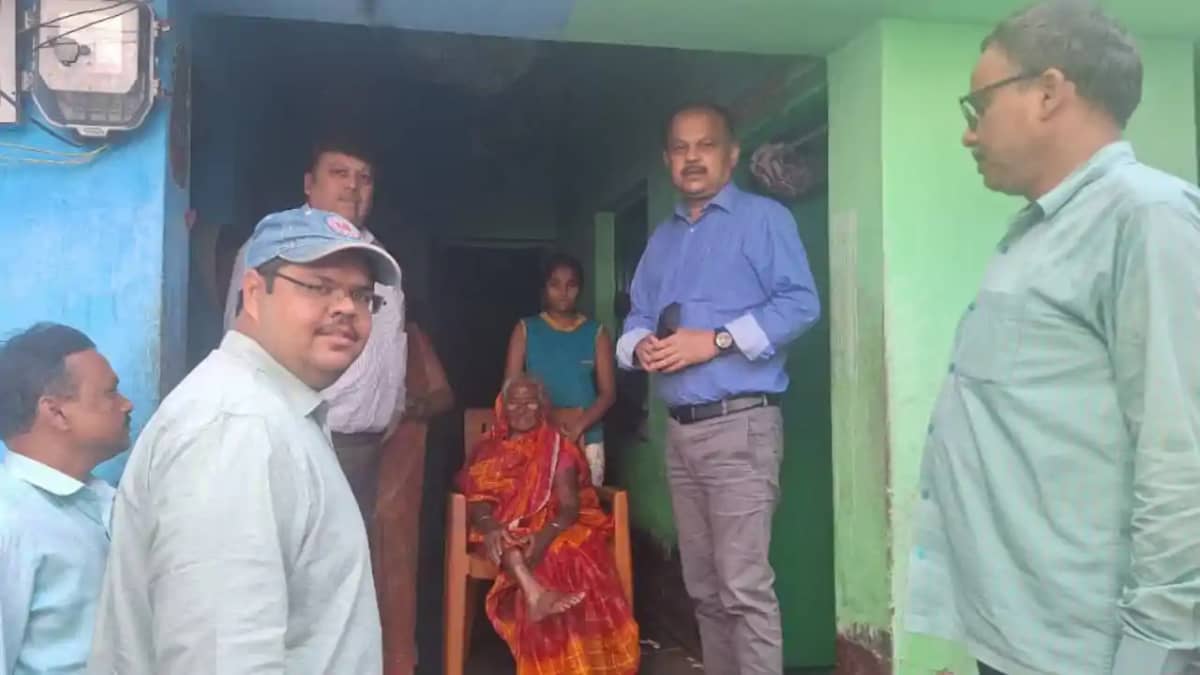 107 वर्ष की बुजुर्ग मतदाता से मिले सहरसा डीएम, मतदान के लिए 107 वर्ष की बुजुर्ग मतदाता से मिले सहरसा डीएम, मतदान के लिए