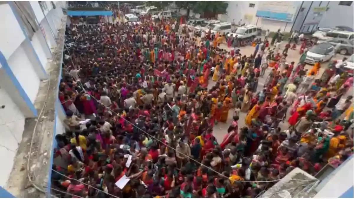 नवादा में 3 डिसमिल जमीन के आवेदन के लिए उमड़ी भारी भीड़ : डी नवादा में 3 डिसमिल जमीन के आवेदन के लिए उमड़ी भारी भीड़ : डी