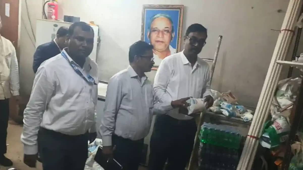 Bihar News : मौर्या, लेमन ट्री और पनाश सहित 5 होटलों में खाद Bihar News : मौर्या, लेमन ट्री और पनाश सहित 5 होटलों में खाद
