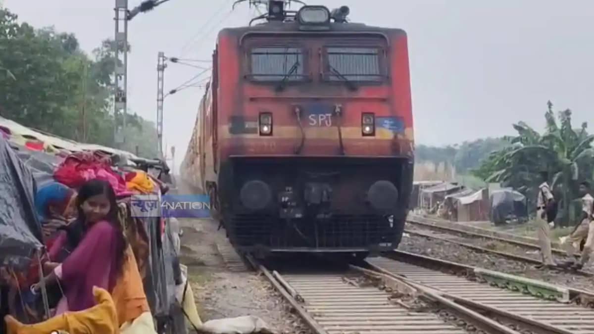 Flood Victims Take Shelter by Railway Tracks as Ganga Rises Flood Victims Take Shelter by Railway Tracks as Ganga Rises