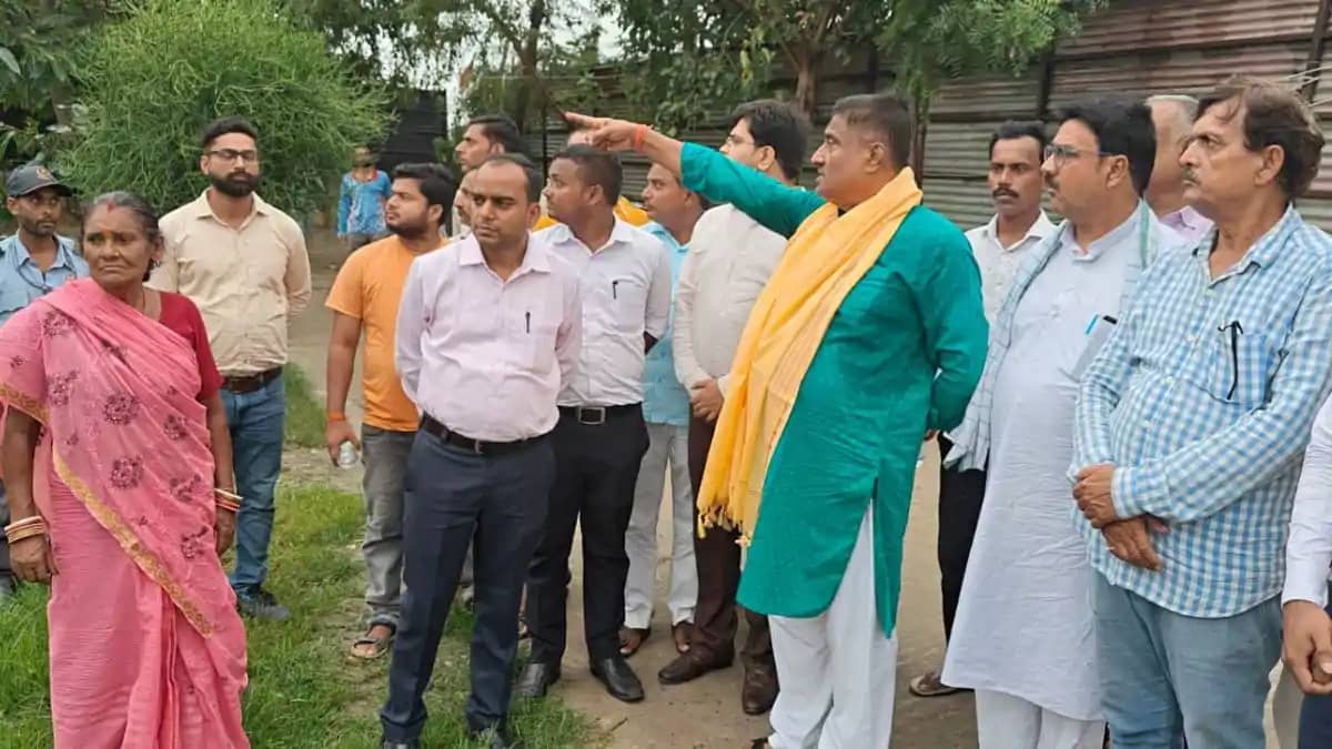 रौतिनिया डंपिंग यार्ड की बदबू से परेशान ग्रामीणों की शिकायत रौतिनिया डंपिंग यार्ड की बदबू से परेशान ग्रामीणों की शिकायत
