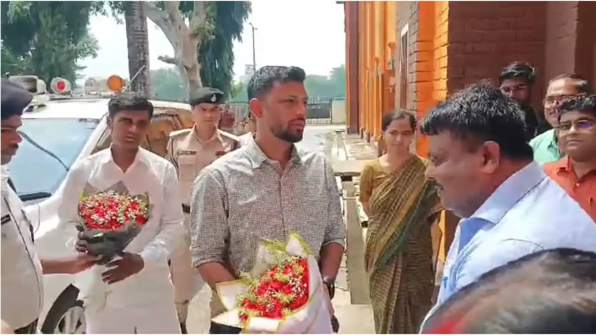 Bihar News : मुजफ्फरपुर जिला स्कूल में अचानक पहुंचे DM कुमार Bihar News : मुजफ्फरपुर जिला स्कूल में अचानक पहुंचे DM कुमार