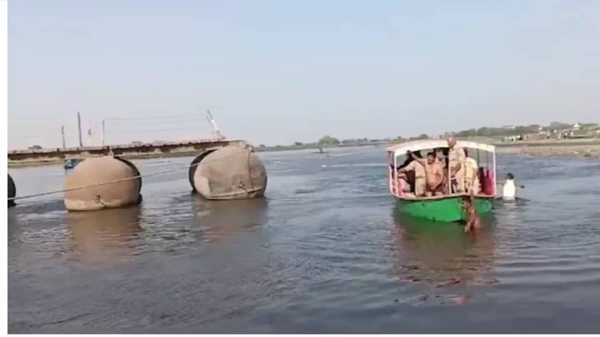 10 tourists from Punjab die after boat capsizes in Yamuna 10 tourists from Punjab die after boat capsizes in Yamuna