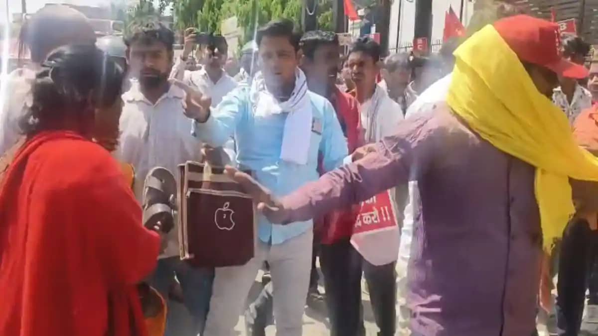 समाहरणालय के बाहर प्रदर्शन कर रहे थे वामदल के कार्यकर्ता, जा समाहरणालय के बाहर प्रदर्शन कर रहे थे वामदल के कार्यकर्ता, जा