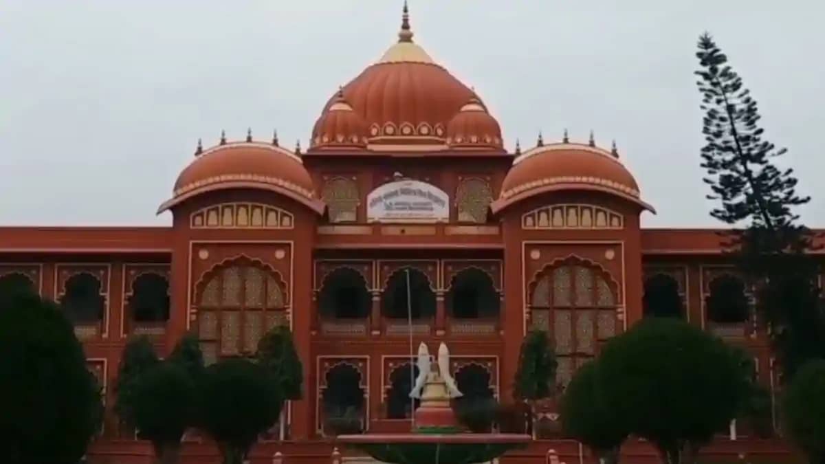 LNMU के कर्मचारियों ने खोला मोर्चा: 15 अप्रैल तक काली पट्टी LNMU के कर्मचारियों ने खोला मोर्चा: 15 अप्रैल तक काली पट्टी