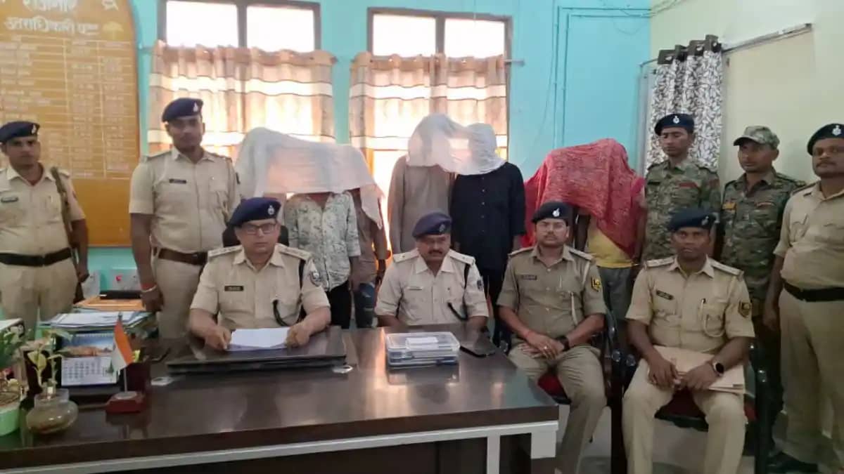 75 लाख की रंगदारी मांगने वाले गिरोह का पर्दाफाश, पुलिस ने 7 75 लाख की रंगदारी मांगने वाले गिरोह का पर्दाफाश, पुलिस ने 7