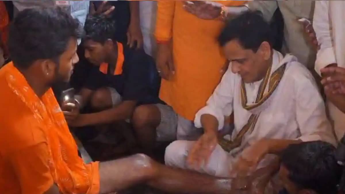 Union Minister Nityanand Rai served Shiva devotees on the sa Union Minister Nityanand Rai served Shiva devotees on the sa