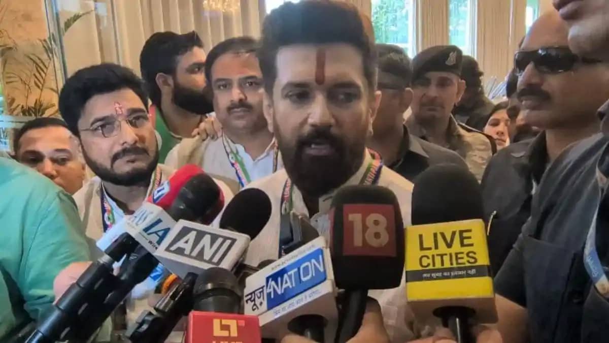 लोजपा (आर) की राष्ट्रीय कार्यकारिणी बैठक में राम विलास पासवा लोजपा (आर) की राष्ट्रीय कार्यकारिणी बैठक में राम विलास पासवा