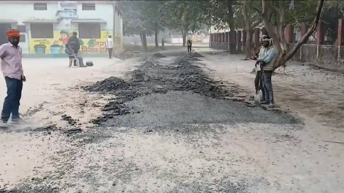 Bihar News : बेतिया में सड़क निर्माण में अनियमितता का वार्ड प Bihar News : बेतिया में सड़क निर्माण में अनियमितता का वार्ड प