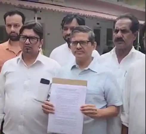 Ex ips arrest - आधी रात को पूर्व आईजी को चलती ट्रेन से उठा ल Ex ips arrest - आधी रात को पूर्व आईजी को चलती ट्रेन से उठा ल