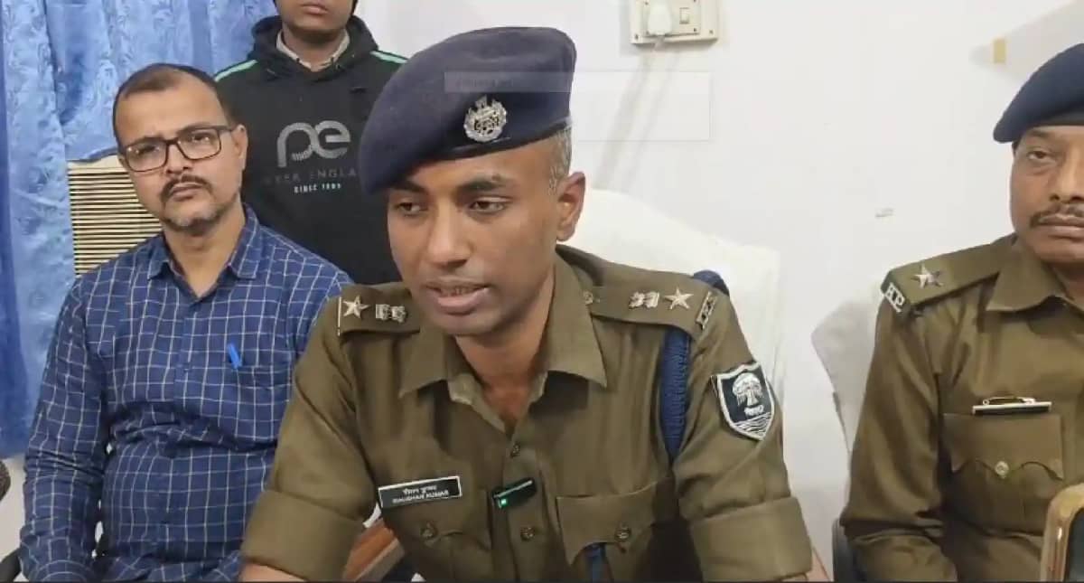 दो गांव के बीच पुरानी रंजिश में चल गई गोलियां, दो को लगी गोल दो गांव के बीच पुरानी रंजिश में चल गई गोलियां, दो को लगी गोल
