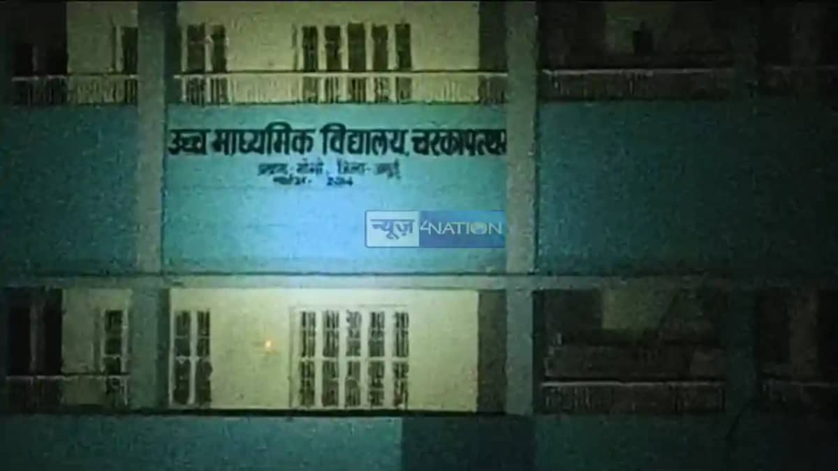 Bihar Teacher News: स्कूल में बेंच पर ही शुरू हो गए मास्टर स Bihar Teacher News: स्कूल में बेंच पर ही शुरू हो गए मास्टर स
