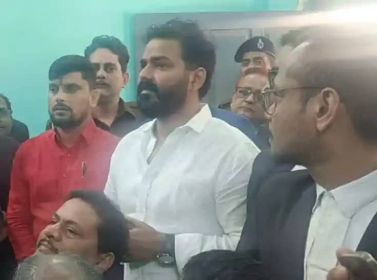 पावर स्टार पवन सिंह पर कानूनी शिकंजा: इन चार मामलों में आरोप पावर स्टार पवन सिंह पर कानूनी शिकंजा: इन चार मामलों में आरोप