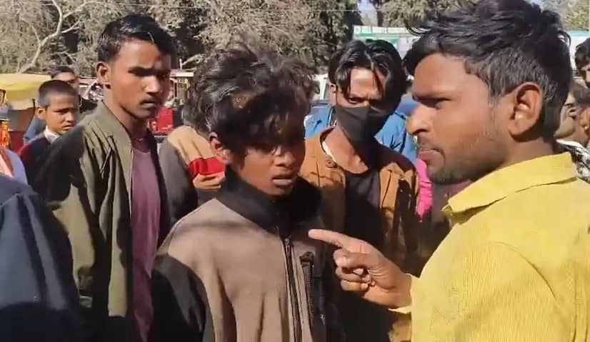 बाइक चोरी करते पकड़ा गया युवक, भीड़ ने की पिटाई; मास्टर चाबी बाइक चोरी करते पकड़ा गया युवक, भीड़ ने की पिटाई; मास्टर चाबी