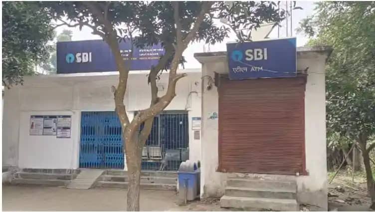खाकी को खुली चुनौती! शातिर अपराधियों ने कटर से काटा एटीएम का खाकी को खुली चुनौती! शातिर अपराधियों ने कटर से काटा एटीएम का