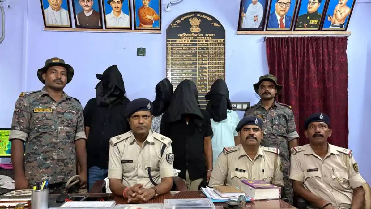 नवादा में करोड़ों की साइबर ठगी का भंडाफोड़: चार शातिर अपराधी नवादा में करोड़ों की साइबर ठगी का भंडाफोड़: चार शातिर अपराधी