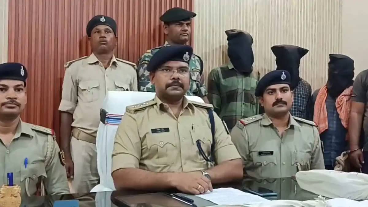 Bihar News: बेतिया में बड़ी घटना की साजिश नाकाम, चार शातिर अ Bihar News: बेतिया में बड़ी घटना की साजिश नाकाम, चार शातिर अ