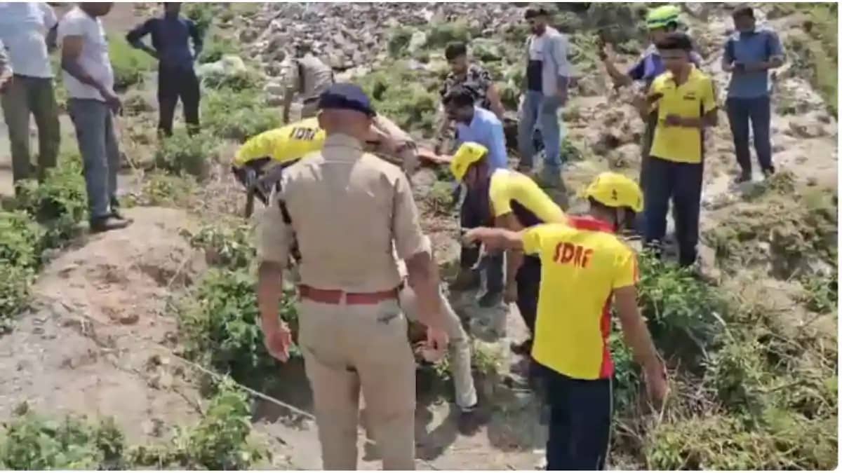 उत्तराखंड में भीषण सड़क हादसा: अनियंत्रित होकर खाई में गिरी उत्तराखंड में भीषण सड़क हादसा: अनियंत्रित होकर खाई में गिरी