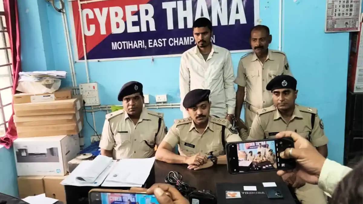 Bihar Crime : युवाओं को बुजुर्ग बनाकर पेंशन लेने के खेल का प Bihar Crime : युवाओं को बुजुर्ग बनाकर पेंशन लेने के खेल का प