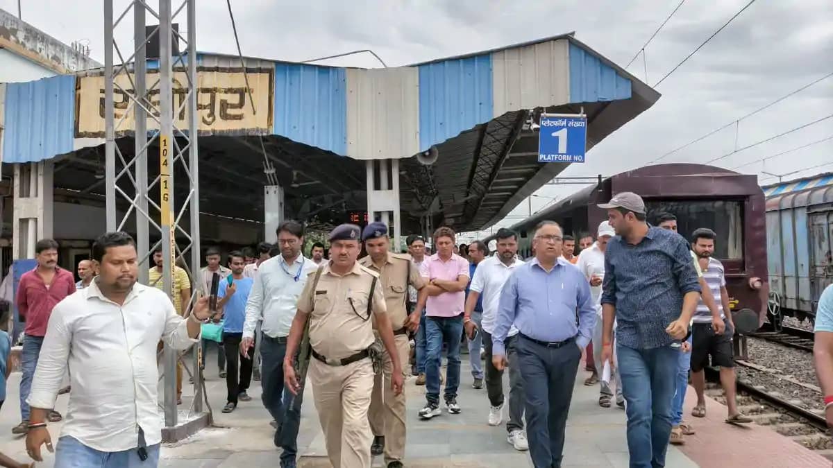 राघोपुर रेलवे स्टेशन का डीआरएम ने किया निरीक्षण, यात्रियों क राघोपुर रेलवे स्टेशन का डीआरएम ने किया निरीक्षण, यात्रियों क