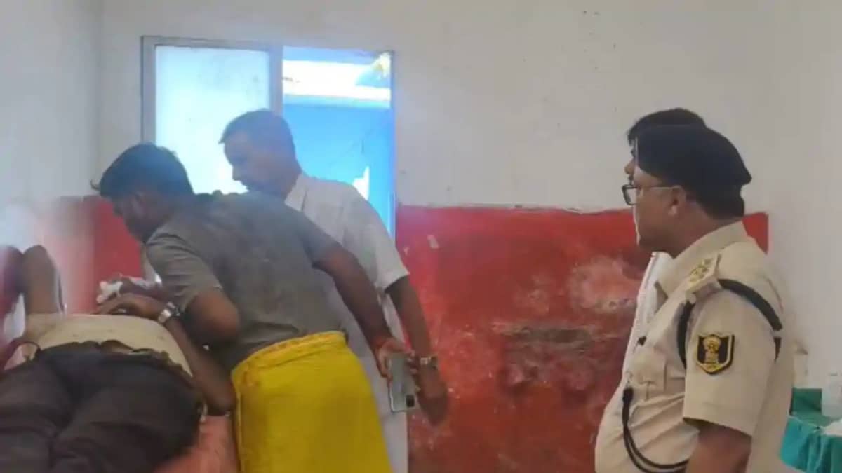 बांका में शराब माफियाओं का तांडव: उत्पाद विभाग की टीम पर हमल बांका में शराब माफियाओं का तांडव: उत्पाद विभाग की टीम पर हमल