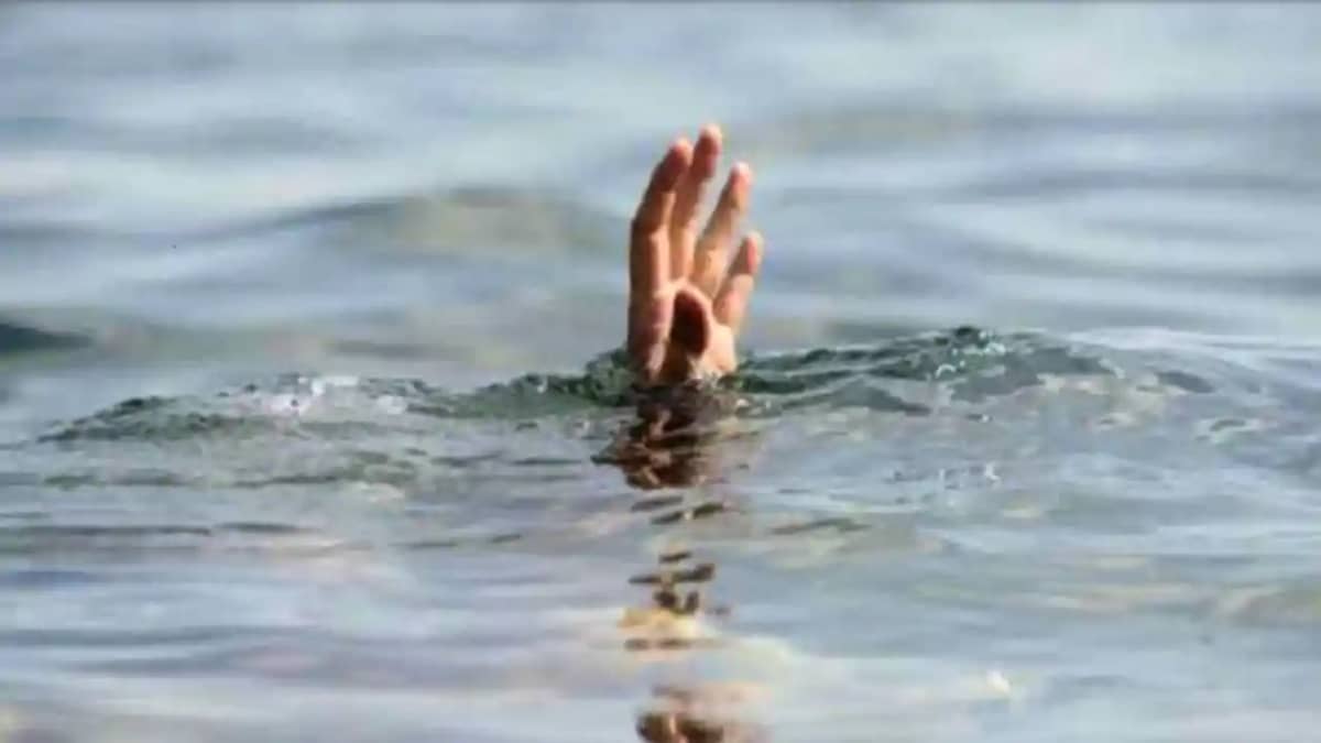 Bihar News : भागलपुर में घर के पास जमे पानी में डूबने से डेढ Bihar News : भागलपुर में घर के पास जमे पानी में डूबने से डेढ
