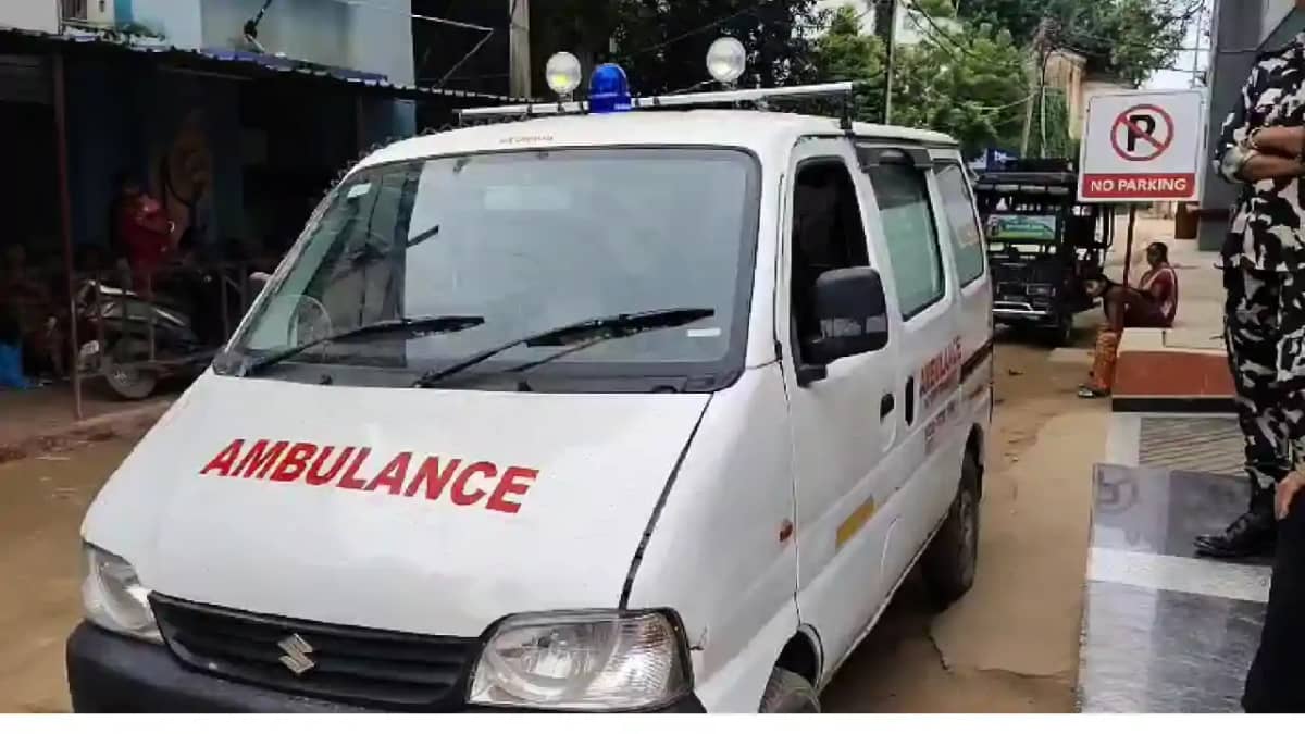 Bihar News : सदर अस्पताल से मरीज को निजी नर्सिंग होम ले जाते Bihar News : सदर अस्पताल से मरीज को निजी नर्सिंग होम ले जाते