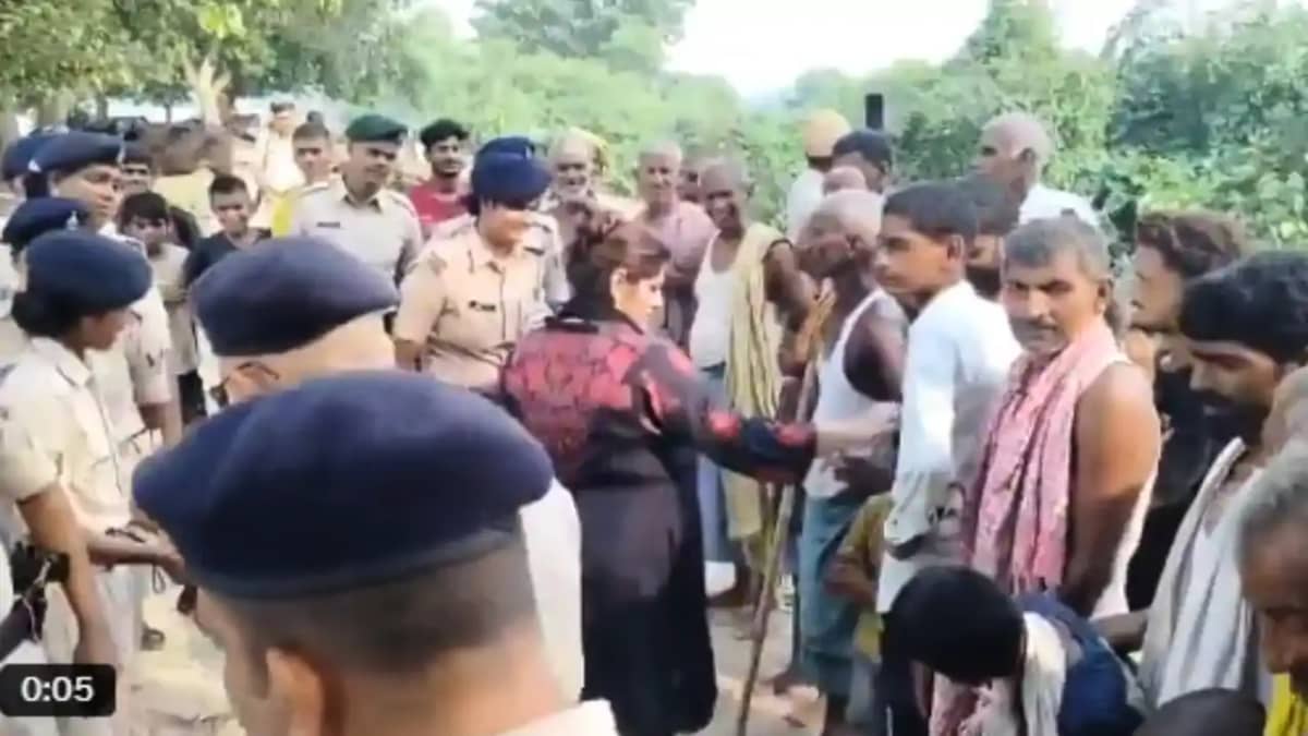 Bihar News : पूर्व IPS काम्या मिश्रा की सादगी, बिना तामझाम क Bihar News : पूर्व IPS काम्या मिश्रा की सादगी, बिना तामझाम क