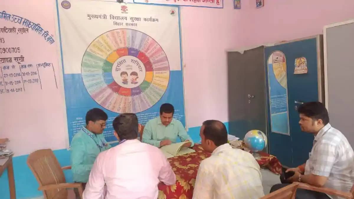 डीएम ने विद्यालयों का किया औचक निरीक्षण: कक्षा चार के बच्चे डीएम ने विद्यालयों का किया औचक निरीक्षण: कक्षा चार के बच्चे