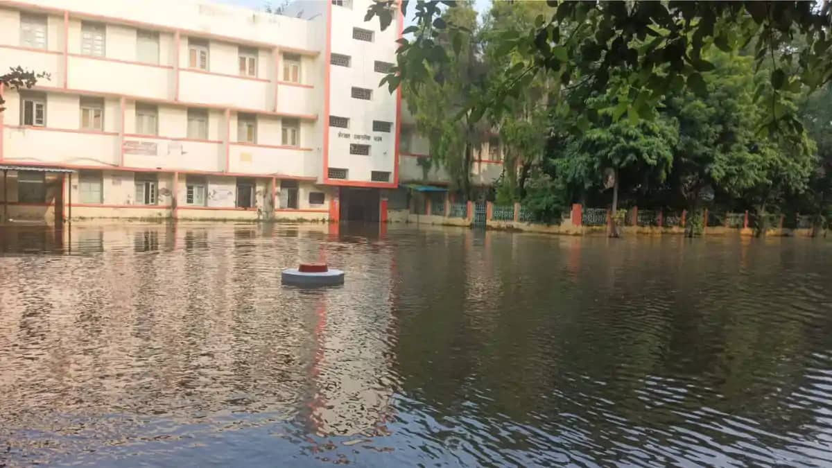वीर कुंवर सिंह विश्वविद्यालय परिसर में जलजमाव से बढ़ी परेशान वीर कुंवर सिंह विश्वविद्यालय परिसर में जलजमाव से बढ़ी परेशान
