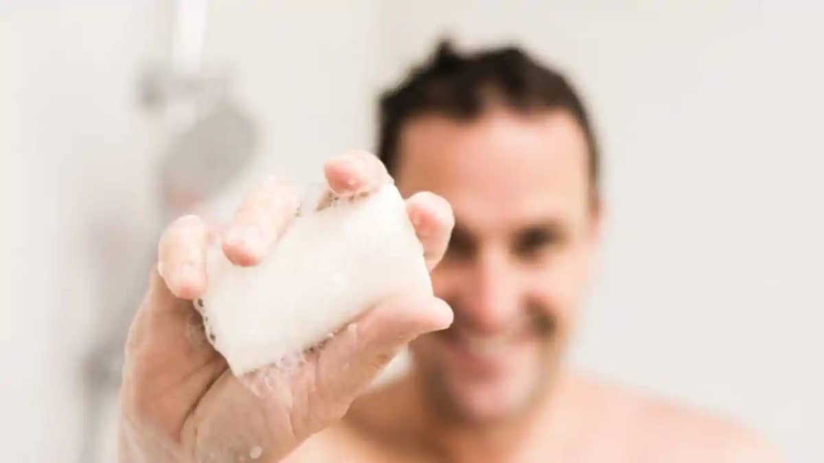 Skin Care: क्या आप हर दिन साबुन से नहाते हैं? जानिए इससे जुड Skin Care: क्या आप हर दिन साबुन से नहाते हैं? जानिए इससे जुड