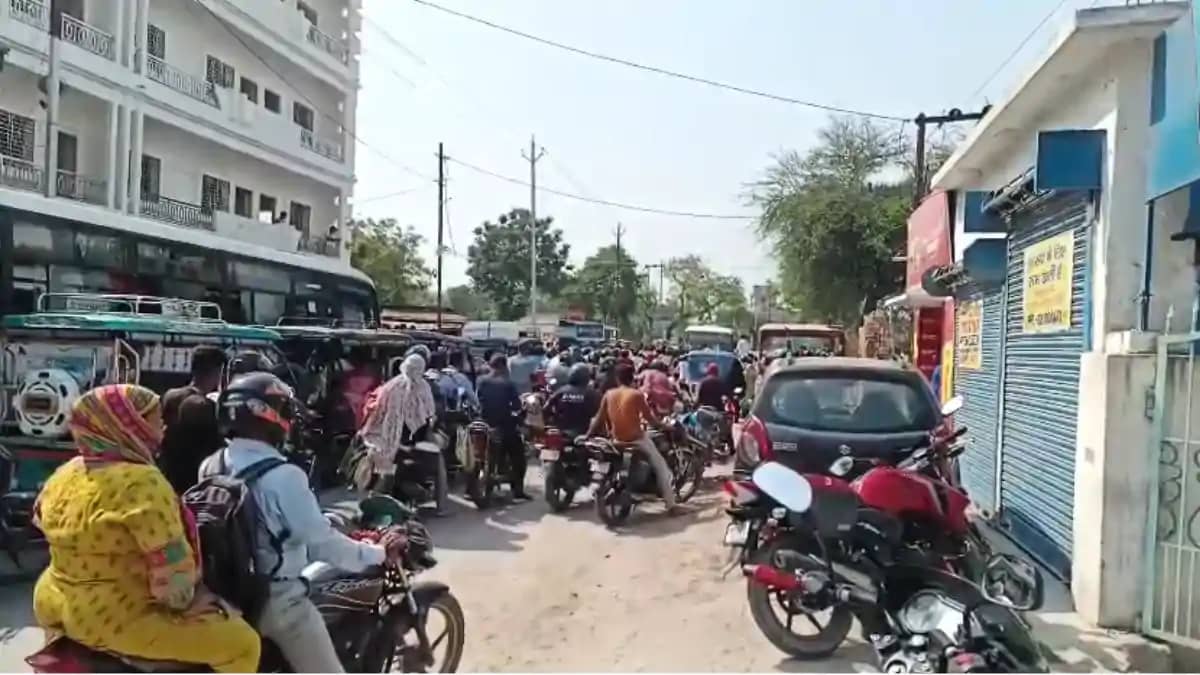 Bihar News : कटिहार में परीक्षा छूटने पर भड़के छात्र, कॉलेजो Bihar News : कटिहार में परीक्षा छूटने पर भड़के छात्र, कॉलेजो