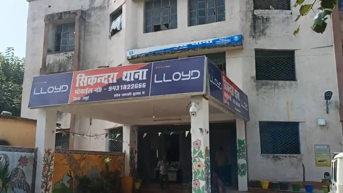 Bihar Crime News : जमुई में अवैध बालू लदे ट्रैक्टर ने सैप जव Bihar Crime News : जमुई में अवैध बालू लदे ट्रैक्टर ने सैप जव