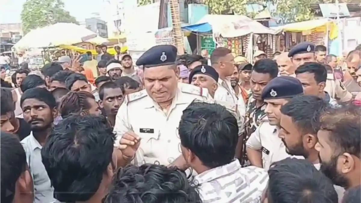 सड़क दुर्घटना में प्रोफेसर की मौत के बाद भड़के परिजन और स्था सड़क दुर्घटना में प्रोफेसर की मौत के बाद भड़के परिजन और स्था