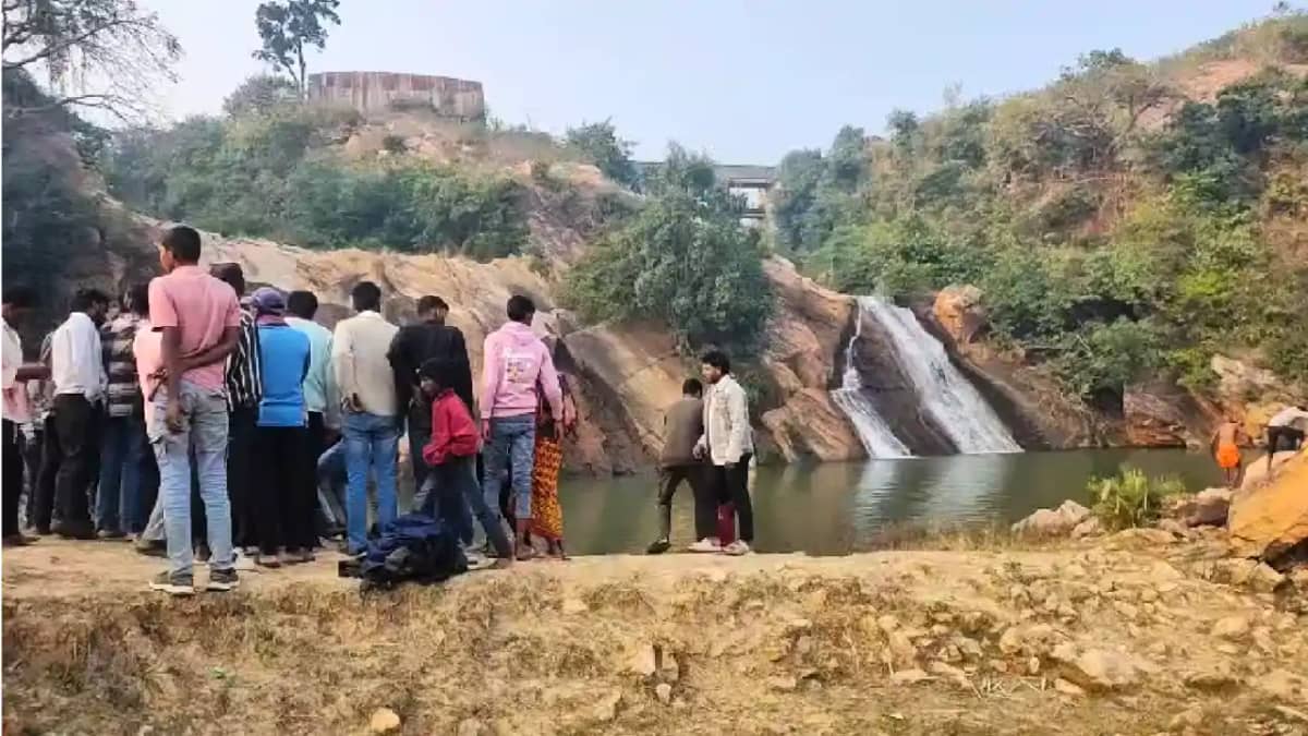 Bihar News : मुंगेर में वाटर फॉल में स्नान के दौरान पॉलिटेक् Bihar News : मुंगेर में वाटर फॉल में स्नान के दौरान पॉलिटेक्