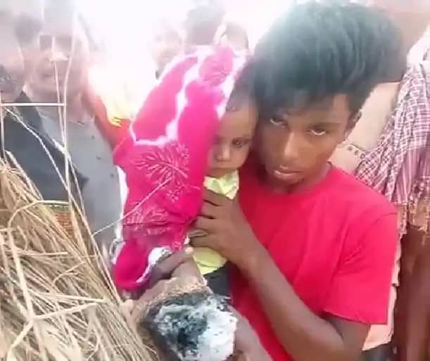 Bihar News - 6 माह के पुत्र ने अपने पिता को दिया मुखाग्नि, Bihar News - 6 माह के पुत्र ने अपने पिता को दिया मुखाग्नि,