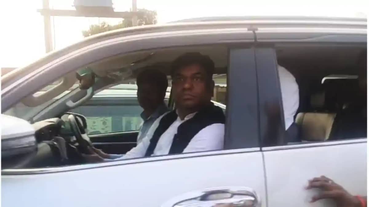 UP News : महराजगंज में अधिकारियों से मिलने पहुंचे वीआईपी प्र UP News : महराजगंज में अधिकारियों से मिलने पहुंचे वीआईपी प्र